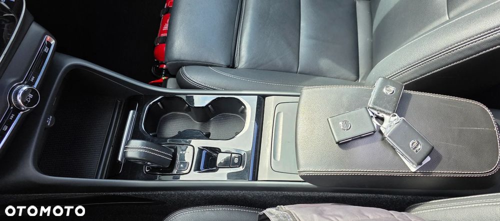 Volvo XC 40 D4 AWD Geartronic R-Design - 22