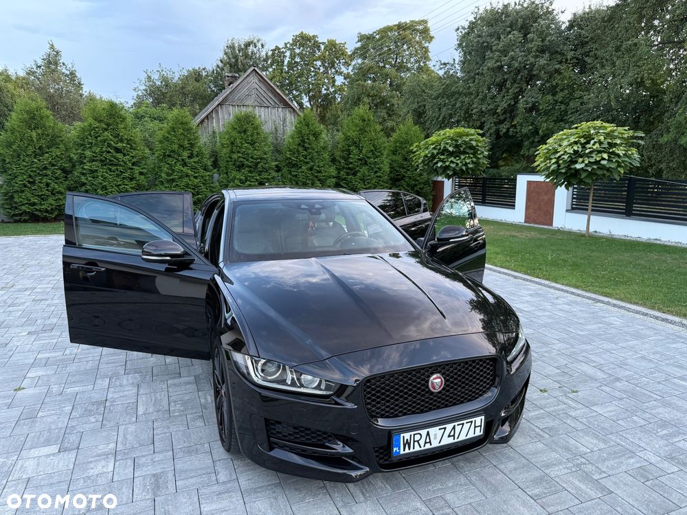 Jaguar XE 2.0 D AWD R-Sport - 17