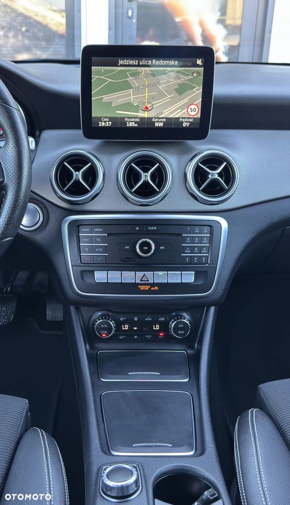 Mercedes-Benz GLA 200 7G-DCT - 32