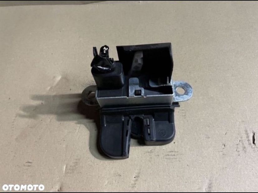 1T0827505 zamek tylnej klapy vw golf V 5 volkswagen