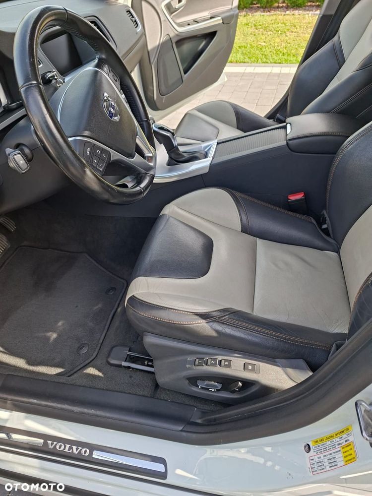 Volvo V60 Cross Country - 18