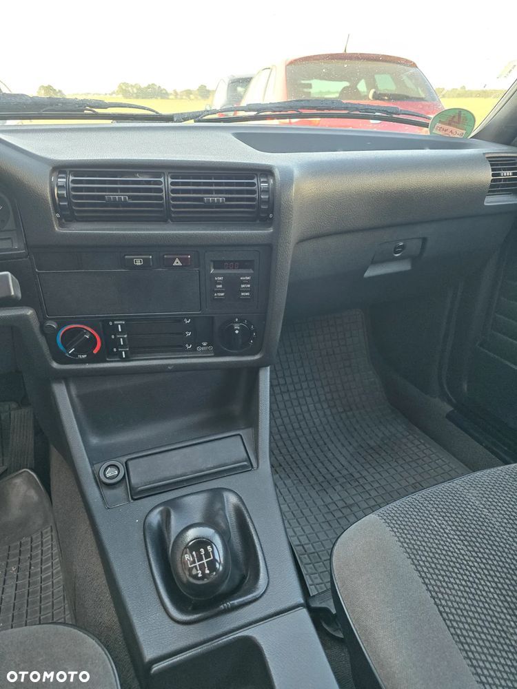 BMW Seria 3 318i - 9
