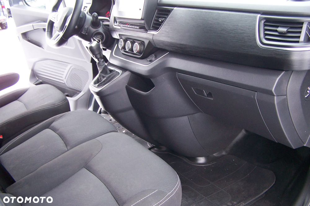 Renault Trafic 2.0 dCi - 11