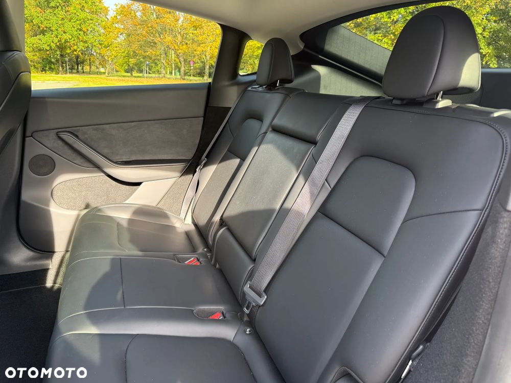 Tesla Model Y Long Range AWD - 19