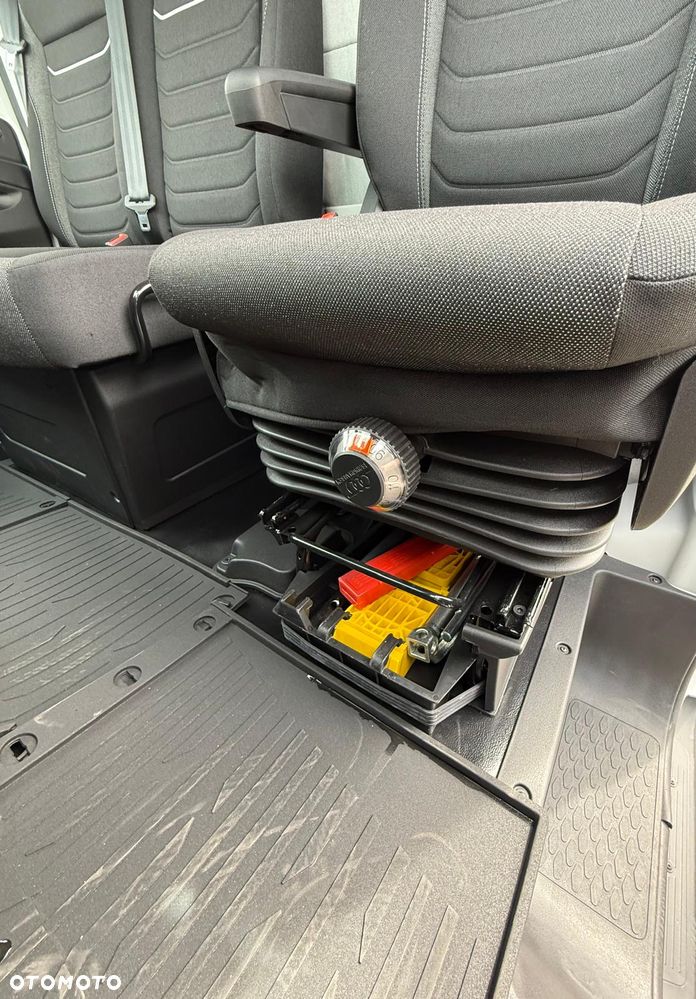 Iveco WYPRZEDAŻ ROKU ! GOTOWIEC OD RĘKI - BOGATE WYPOSAŻENIE DLA KIEROWCY - 32