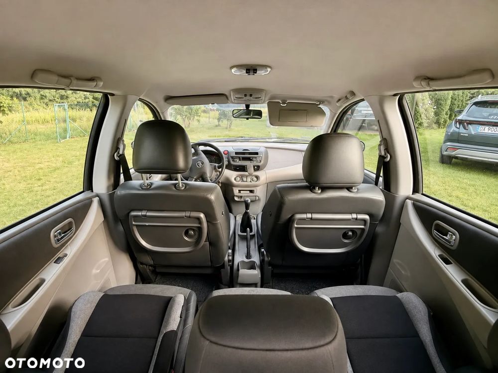 Nissan Almera Tino 1.8 - 10