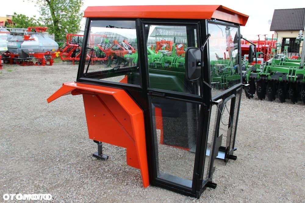 Kabina ciągnikowa do ciągnika MF 235 255 z błotnikami CE - 4