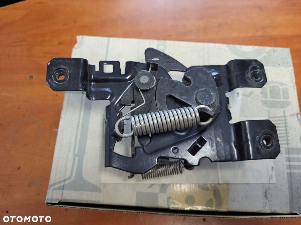 ZAMEK MASKI MERCEDES W169 W245 A1698800360 - 2