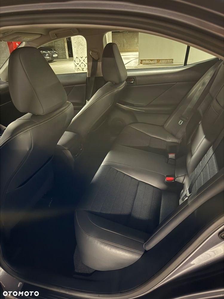 Lexus IS 300h Elite - 10