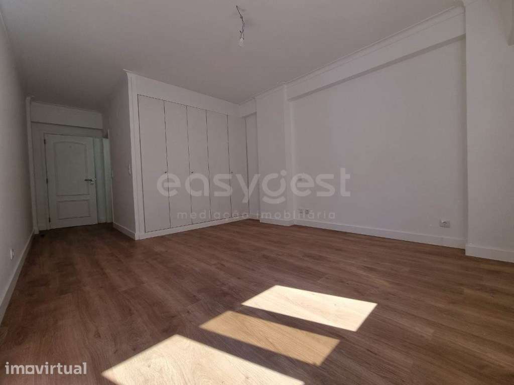 Apartamento T3 Estrada da Luz com parqueamento e arrecadação - Grande imagem: 4/23