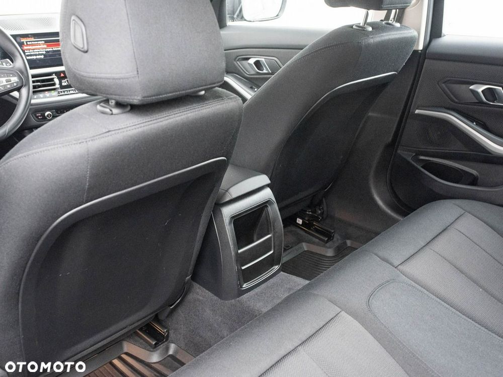 BMW Seria 3 318i - 27