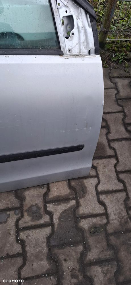 VW Polo IV 9N 3D 01- drzwi prawe srebrne - 2