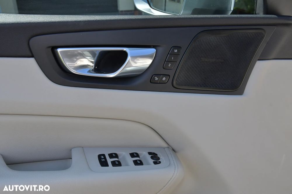 Volvo XC 60 B4 MHEV AT8 AWD Momentum Pro - 12