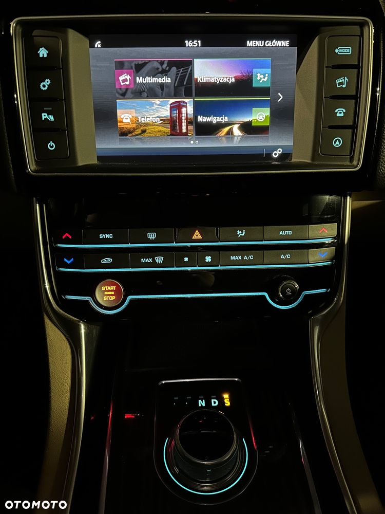 Jaguar XE 2.0 D Prestige - 31