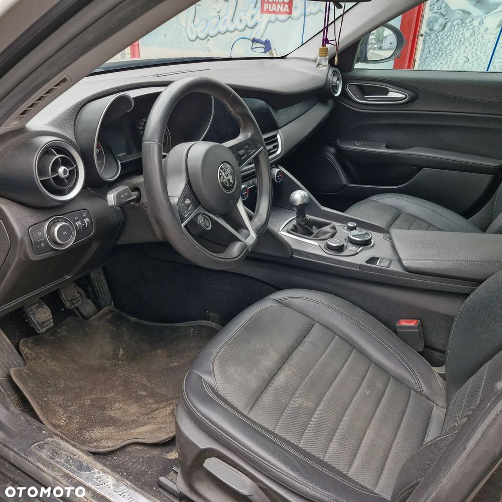 Alfa Romeo Giulia 2.2 - 8