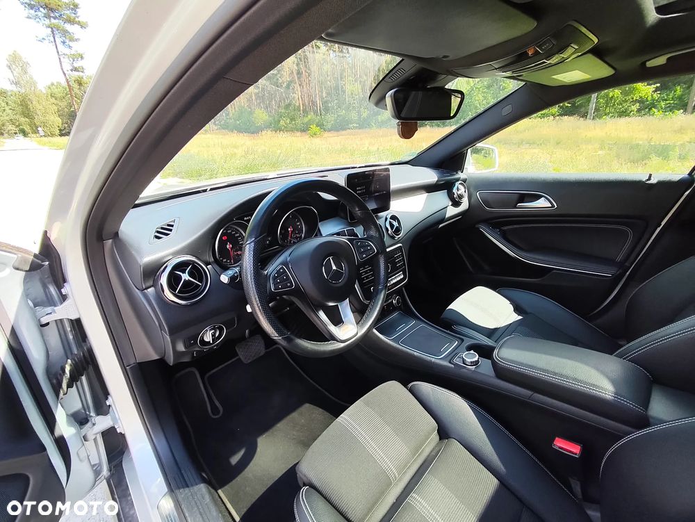 Mercedes-Benz GLA 200 7G-DCT UrbanStyle Edition - 16