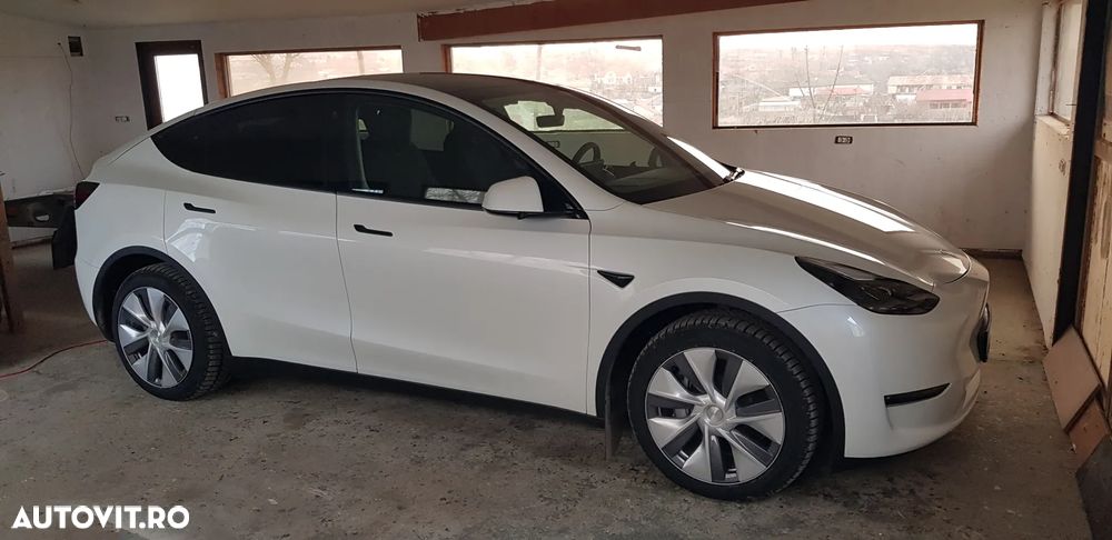 Tesla Model Y - 1