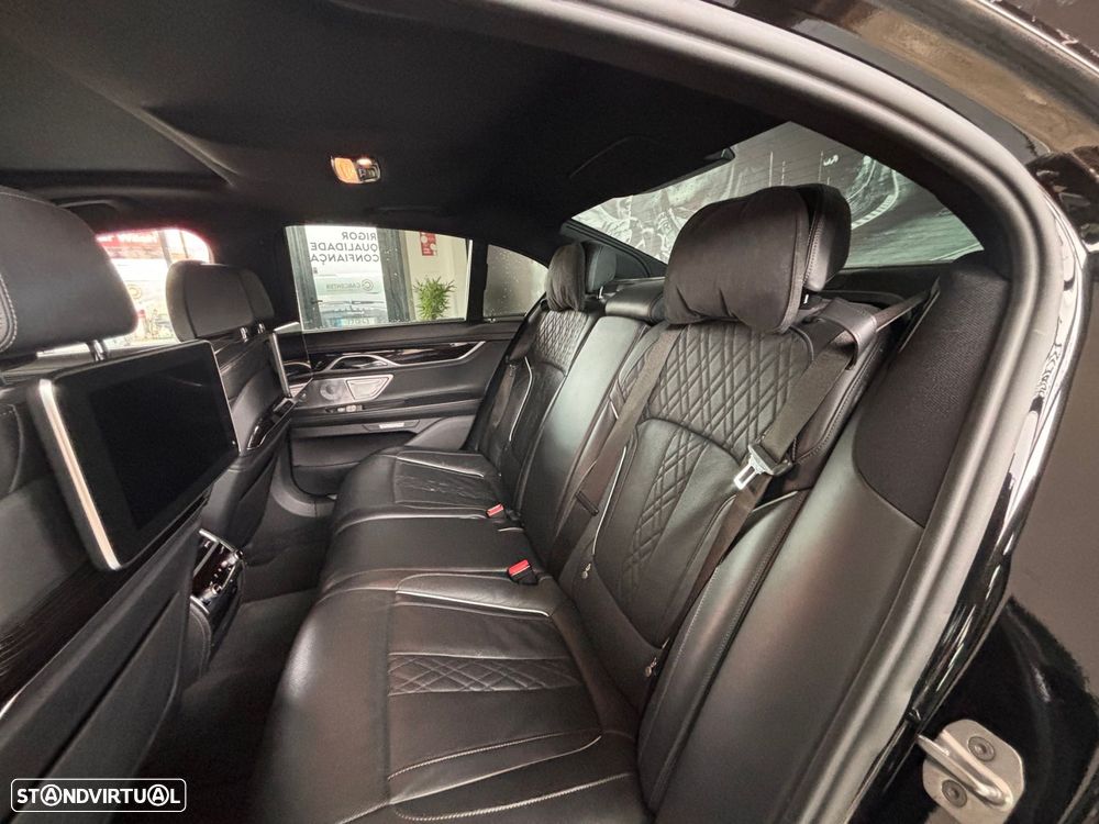 BMW 750 d xDrive Pack M - 11