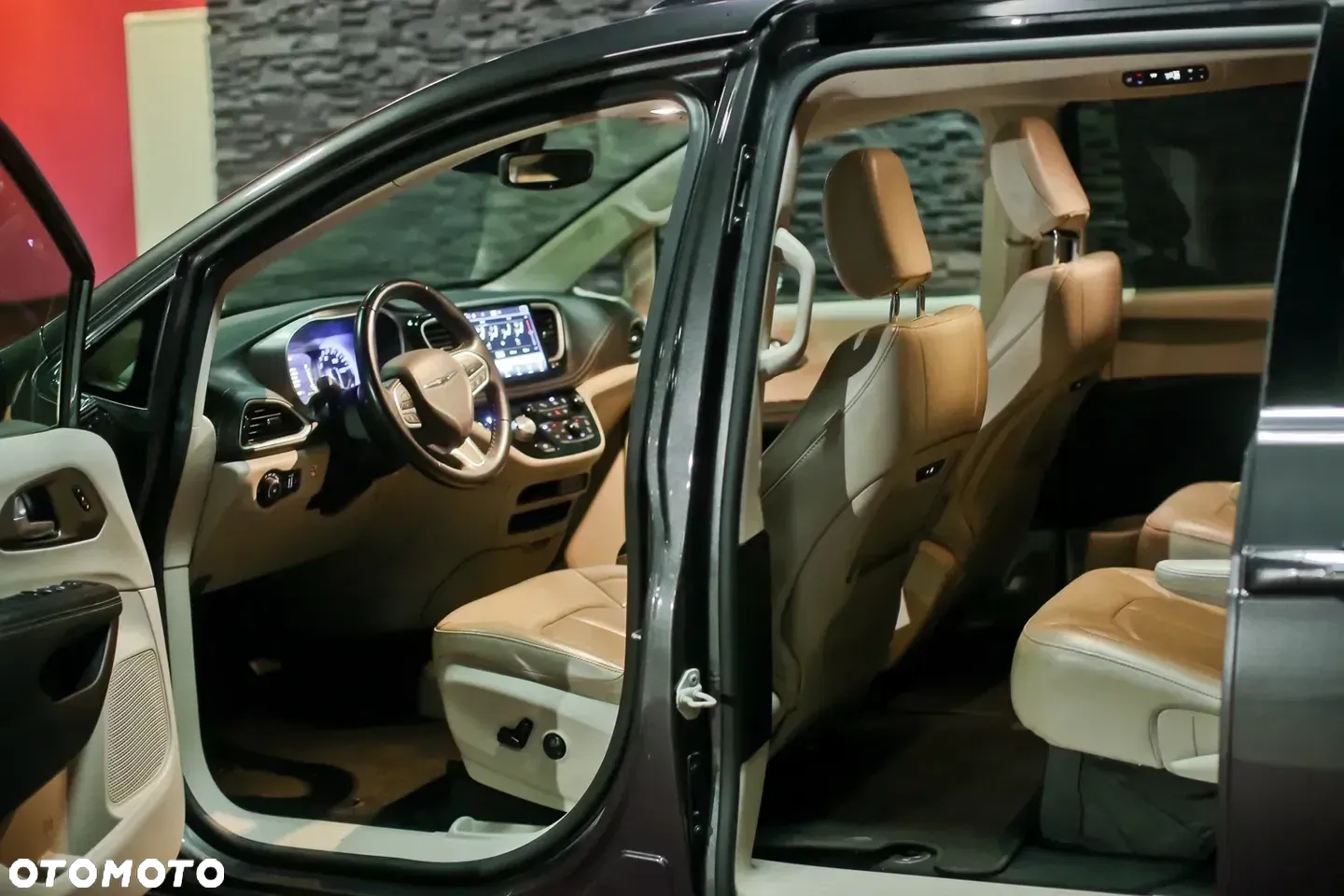 Chrysler Pacifica - 34
