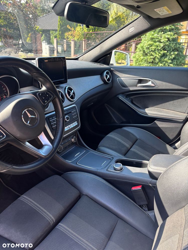 Mercedes-Benz CLA 180 7G-DCT - 20