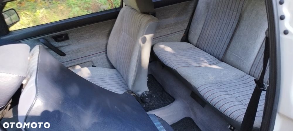 Volkswagen Golf 1.6 GL - 12