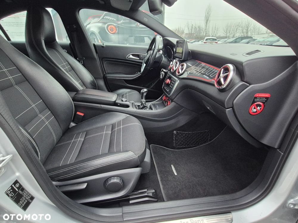 Mercedes-Benz CLA 180 AMG Line - 31