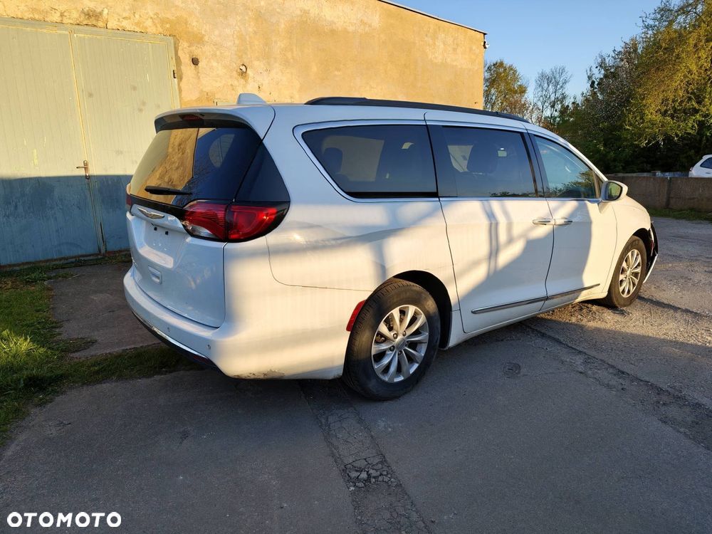 Chrysler Pacifica - 2