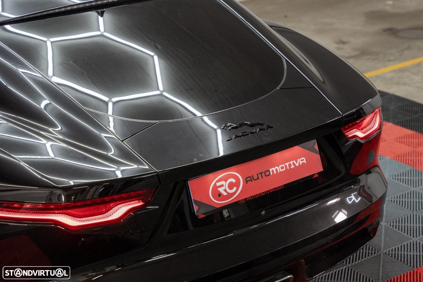 Jaguar F-Type 2.0 i4 R-Dynamic Black - 11