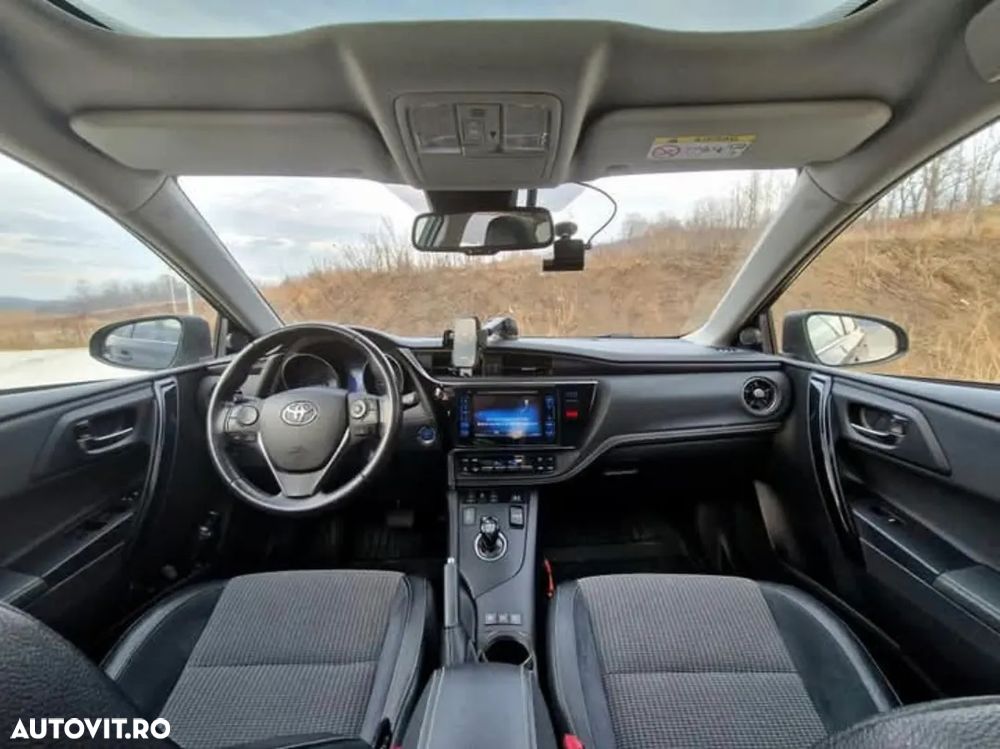 Toyota Auris 1.8 L VVT-i HSD Sol + - 5