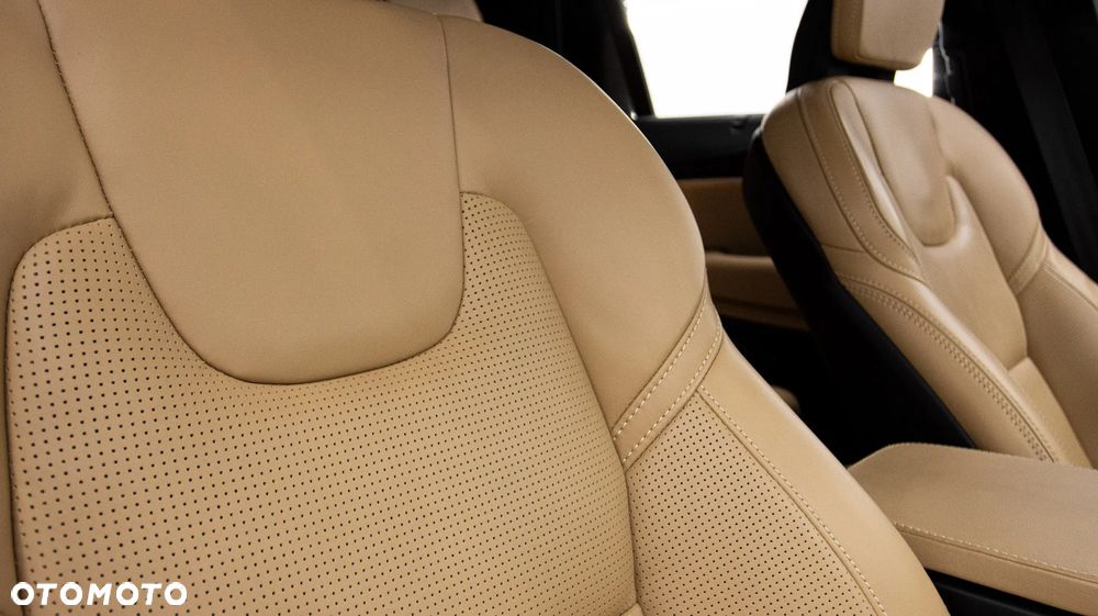 Volvo XC 90 T8 AWD Plug-In Hybrid Plus Dark 7os - 24