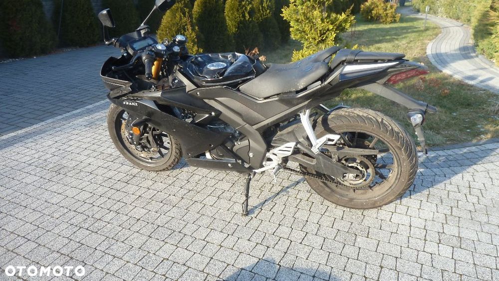 Yamaha YZF 125  chłodnica  silnik bok osłona błotnik - 3