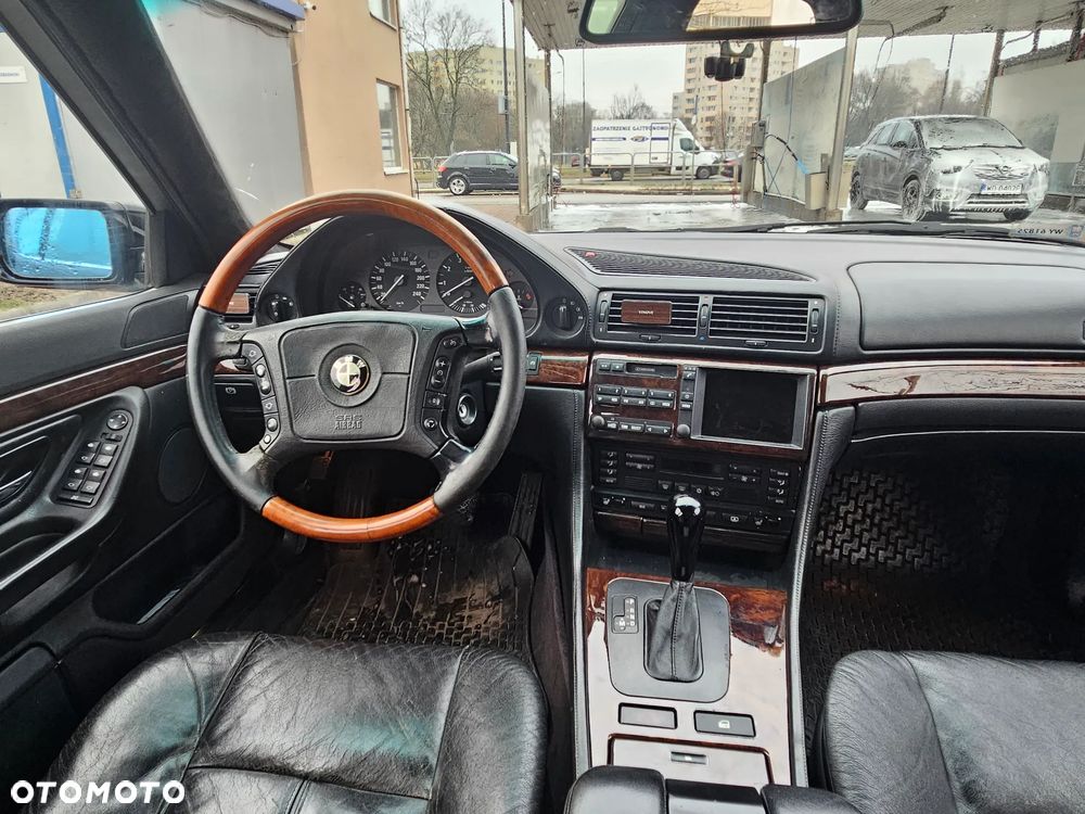 BMW Seria 7 750i - 10