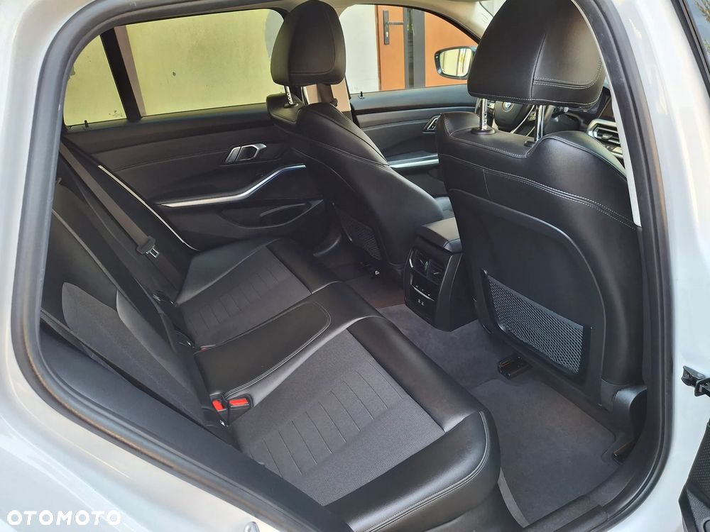 BMW Seria 3 318i - 32