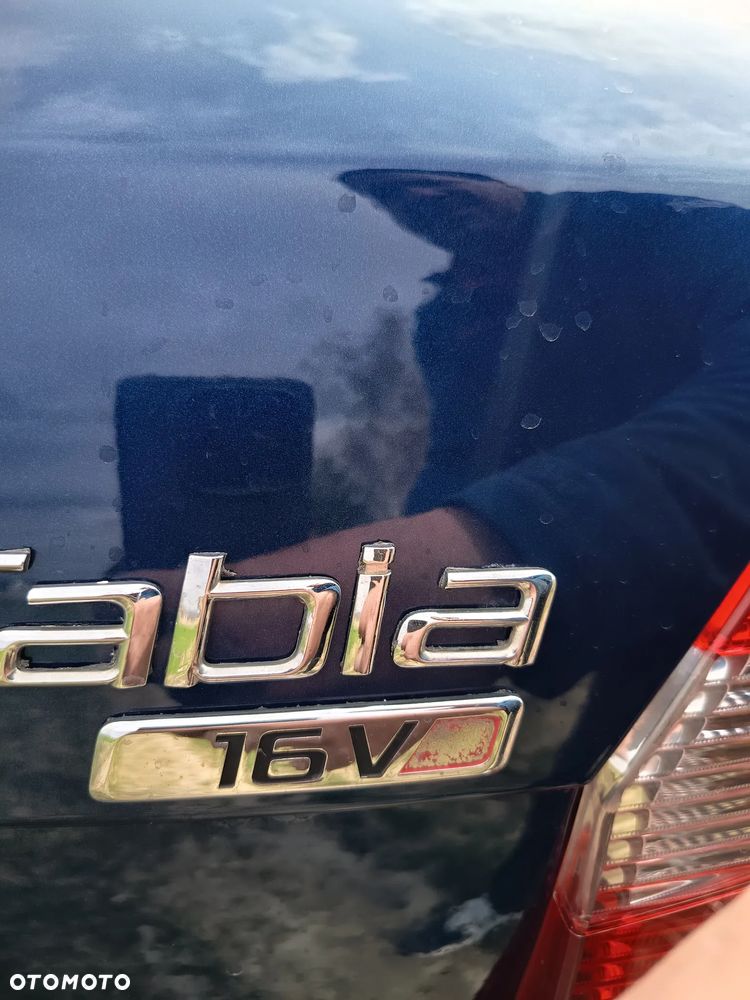 Skoda Fabia 1.6 16V Style - 9