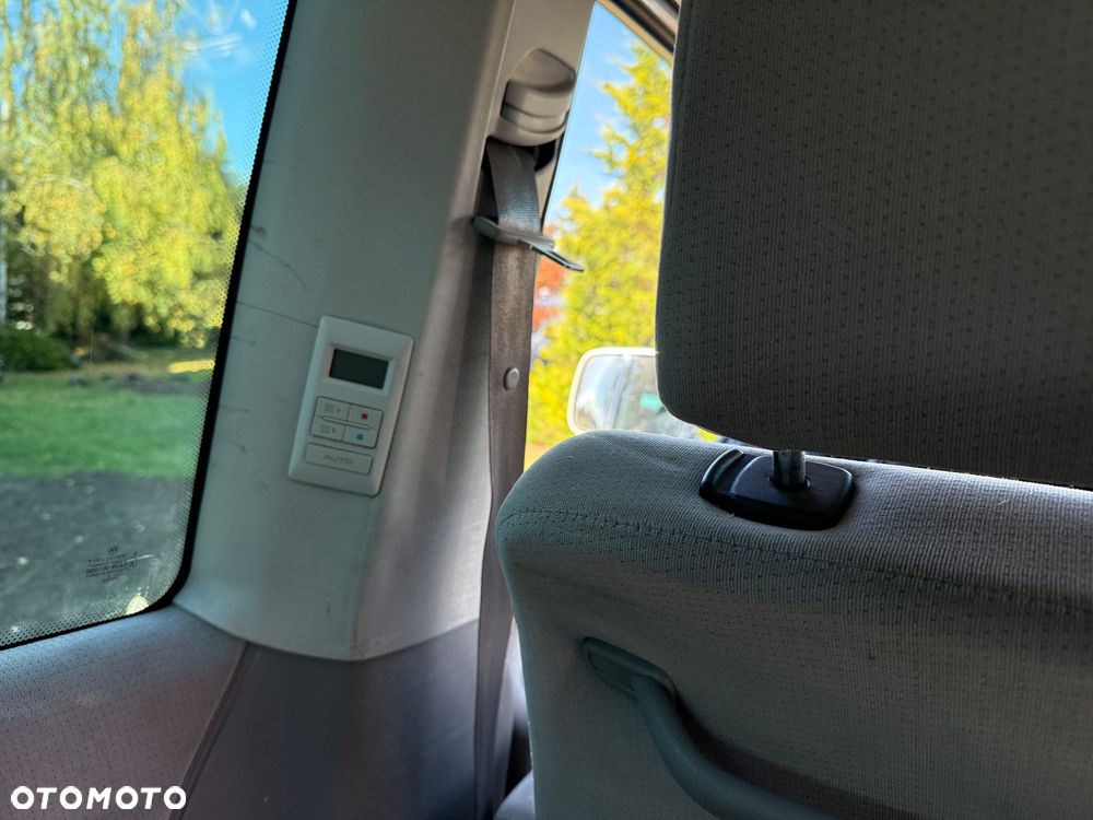 Volkswagen Caravelle - 11