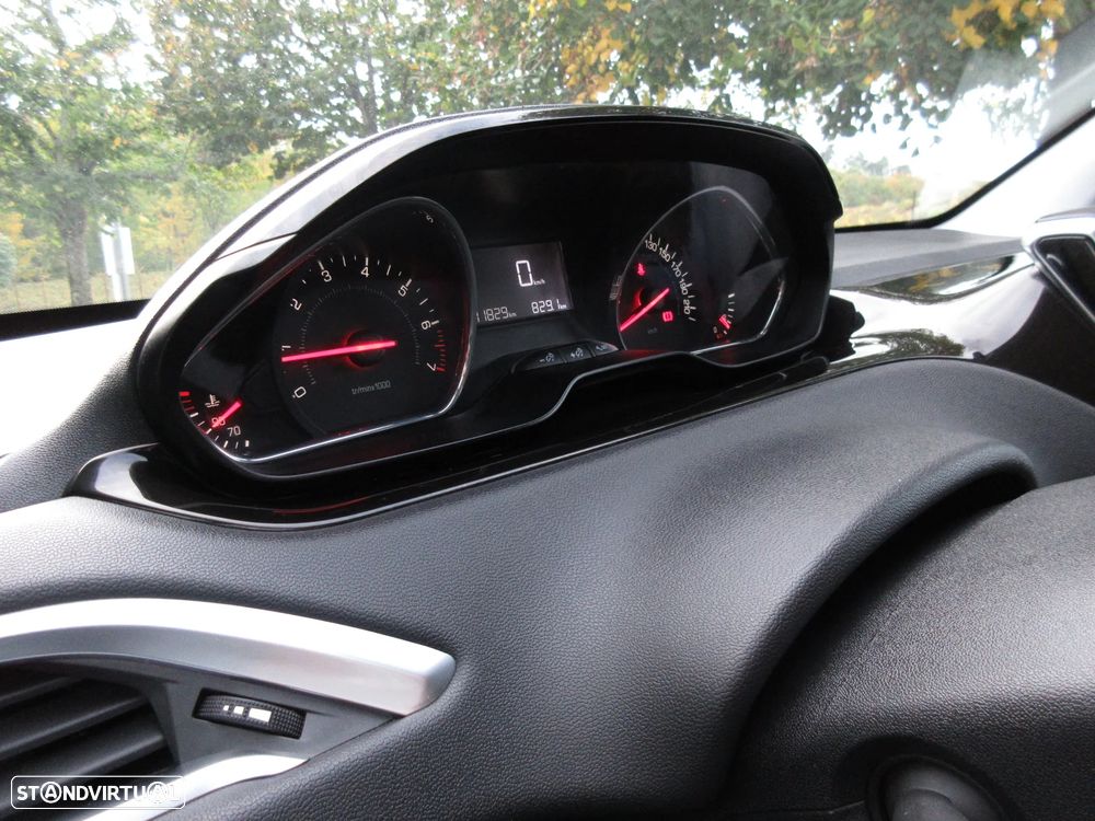 Peugeot 208 1.2 VTi SE Style - 40