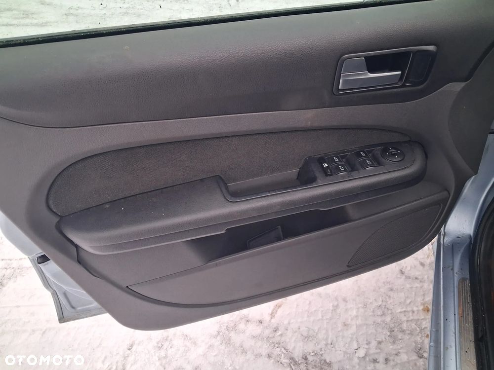 Ford Focus Mk2 2 II HB GHIA silnik 1.6 TDCi HDi 110KM GBDA 10JB alternator turbina skrzynia biegów manual sprzęgło drzwi lewe prawe klapa zderzak błotnik lusterko kolor Z3 Błękit niebieski lampa tył czujniki PDC blenda zamek belka sanki tłumik wydech zwrotnica mcperson maglownica pompa wspomagania paliwa przewód sterownik radio boczek fotel fotele szyba czołowa czujnik podszybie wiązka panel sterownik silnika abs serwo belka konsola kierownica osłona atrapa zacisk podłokietnik tapicerka podsufitka lampka rozrusznik alternator klimatyzacja kierownica NA CZĘŚCI WSZYSTKIE CZĘŚCI - 12