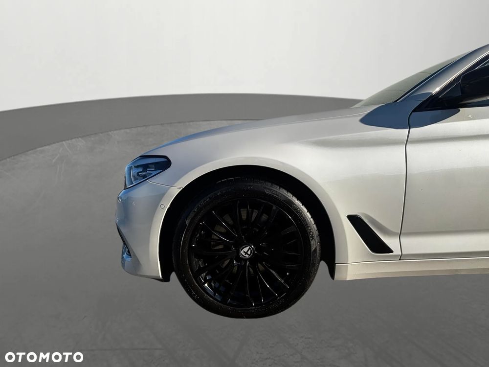 BMW Seria 5 530i GPF xDrive Sport Line sport - 9