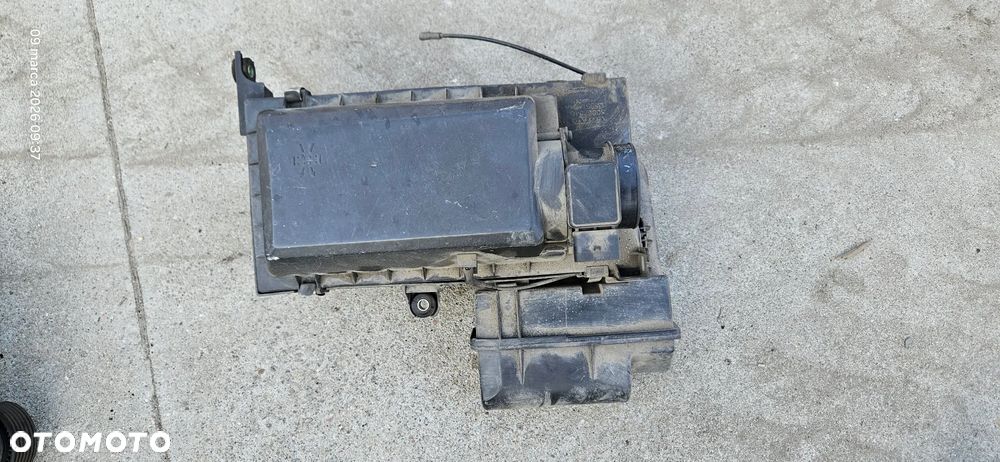 Obudowa filtra powietrza Volvo V40 I Lift 1,8 benzyna 2003r 30887040 - 1