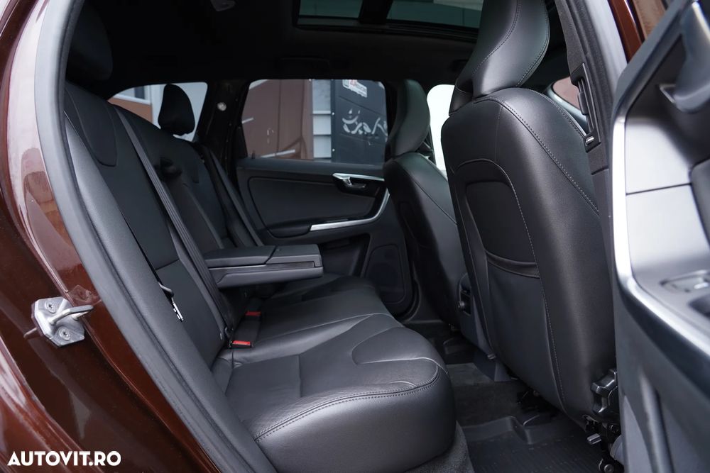 Volvo XC 60 D5 AWD Geartronic Summum - 9