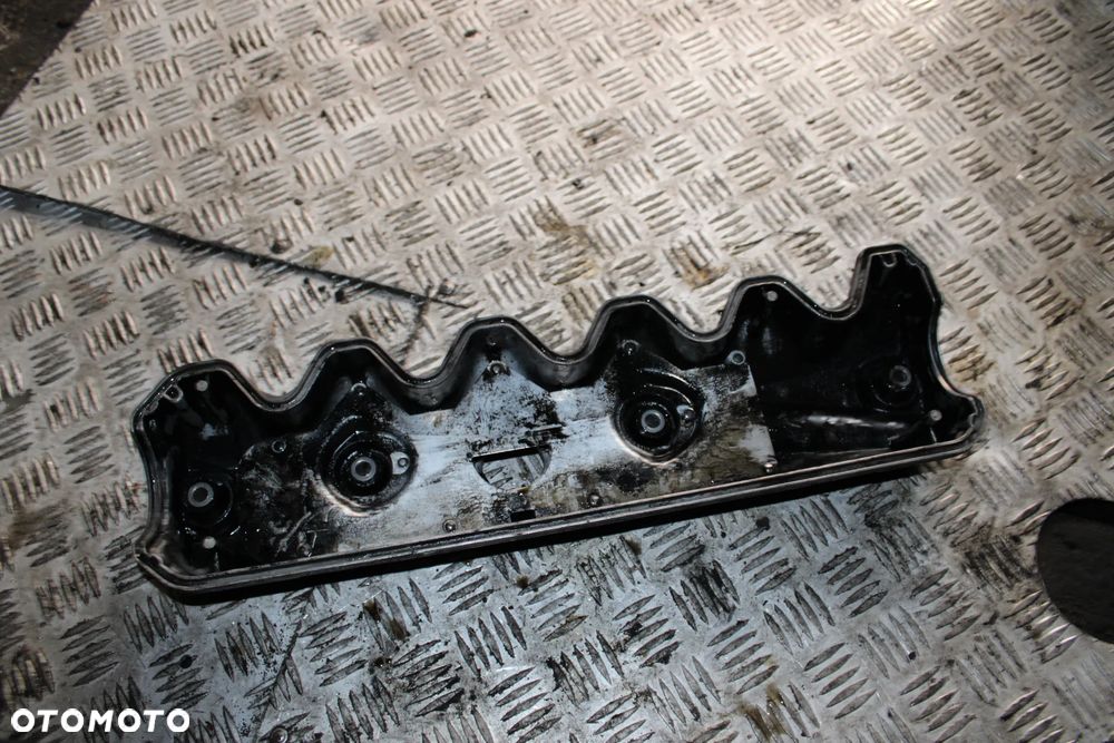 Pokrywa zaworów volvo 2,5 tdi 074103469J - 2