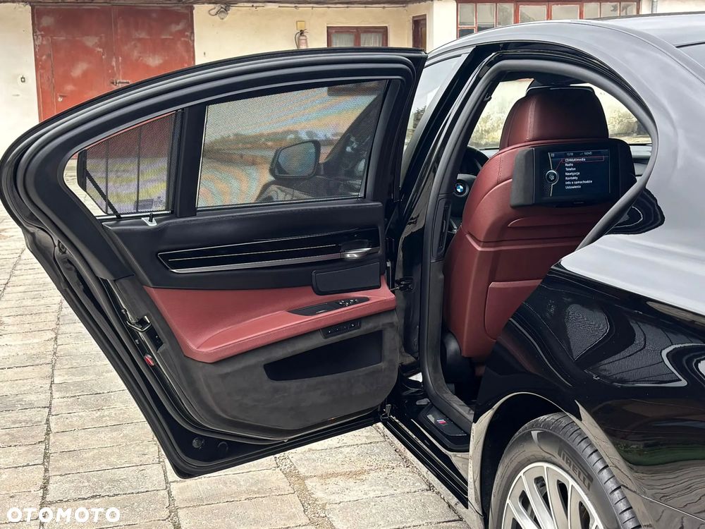 BMW Seria 7 750i L xDrive - 23