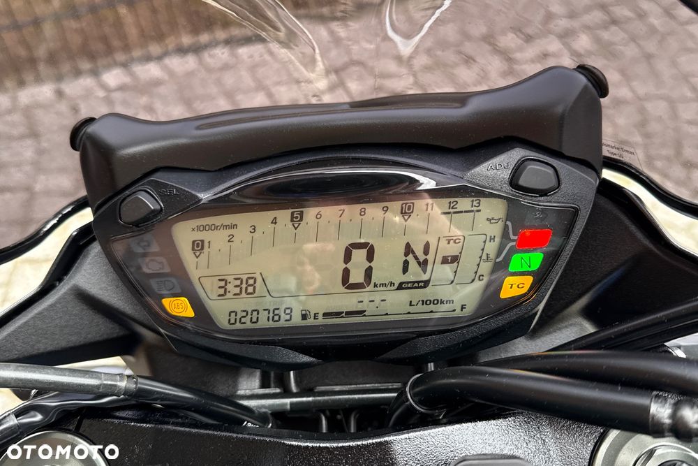 Suzuki GSX - 16