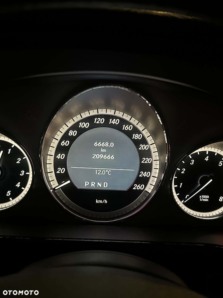 Mercedes-Benz Klasa E 200 CGI BlueEFFICIENCY 7G-TRONIC Avantgarde - 12
