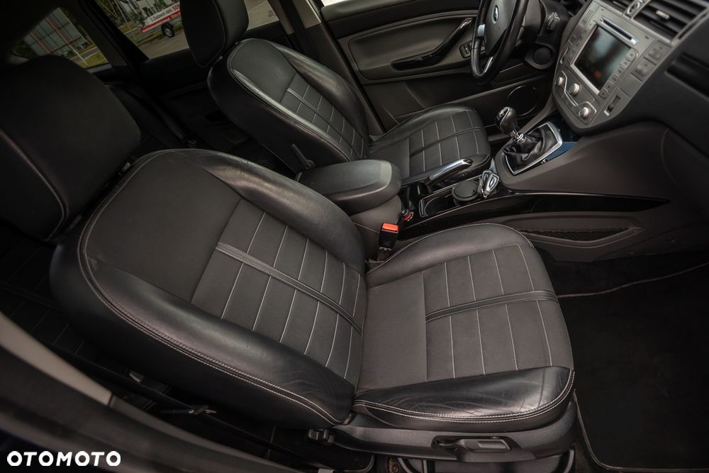 Ford Kuga 2.0 TDCi 2x4 Titanium - 34