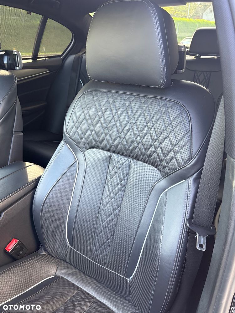 BMW Seria 5 M550i xDrive sport - 14