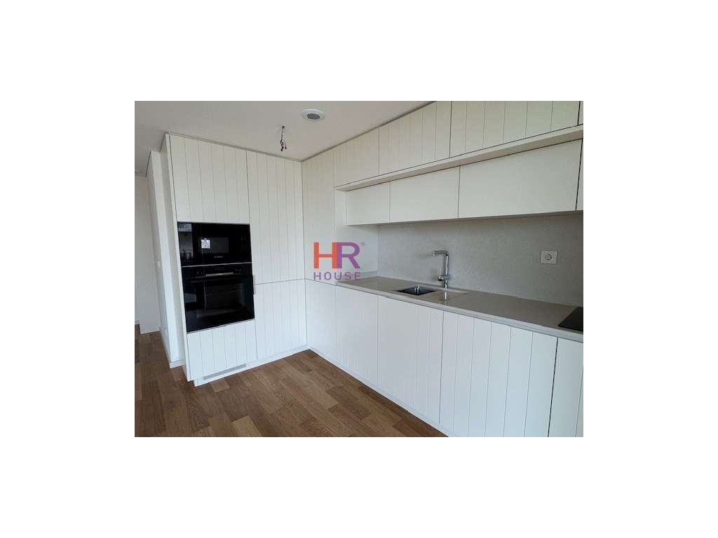 Vende-se T2 com suite, quarto e wc de apoio com aparcamento privati... - Grande imagem: 2/12