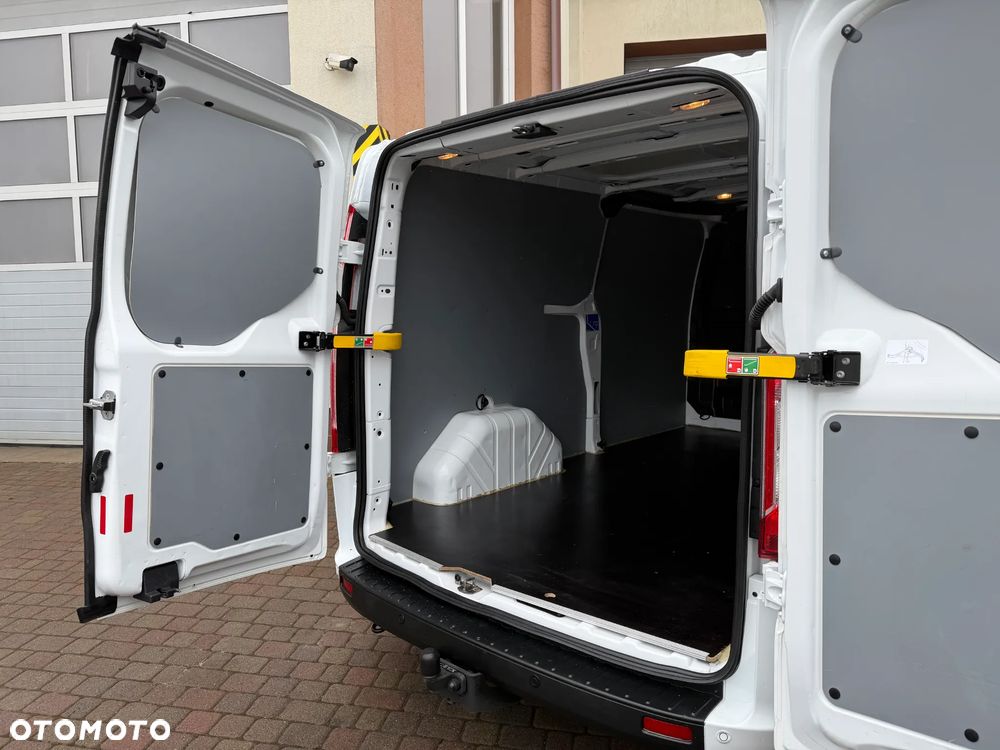 Ford Custom L2H1 - 11