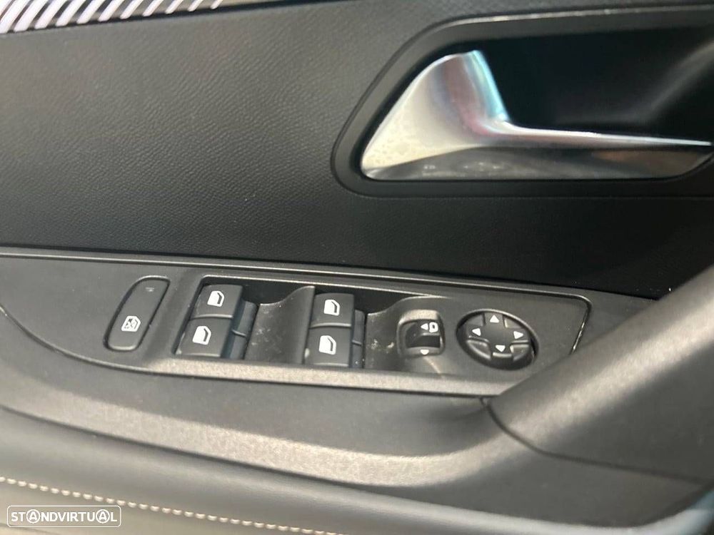 Peugeot 2008 1.2 Hybrid Allure e-DCS6 - 23