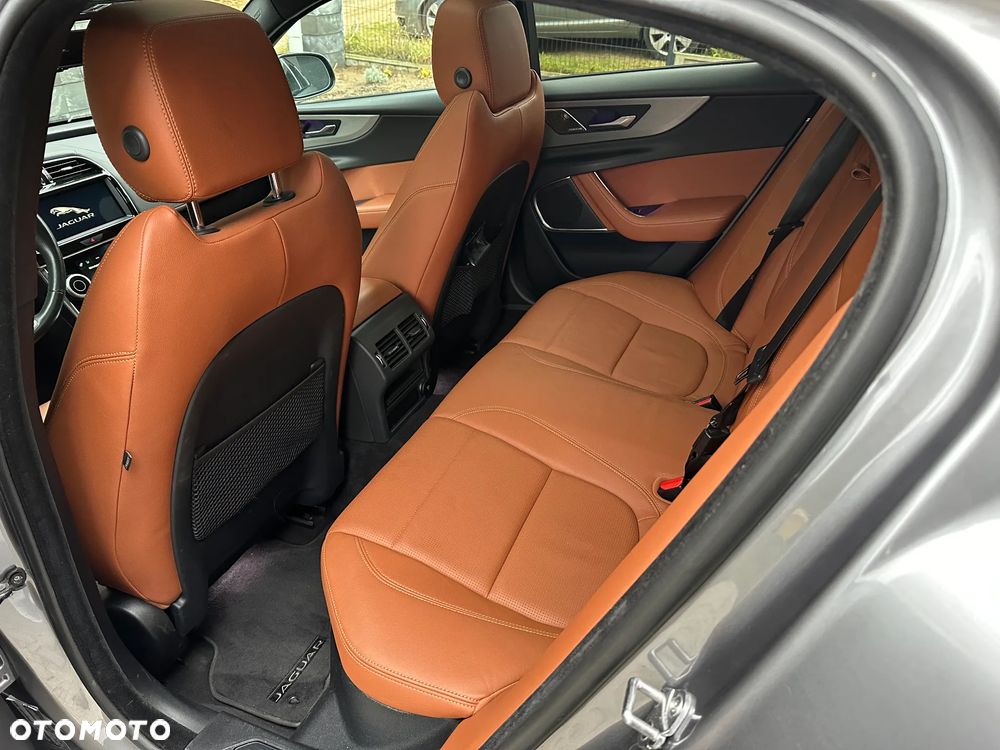 Jaguar XE 2.0 P250 R-Dynamic Black - 17